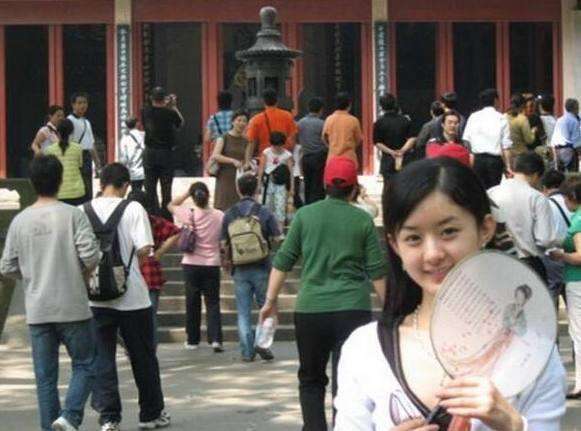赵丽颖进入娱乐圈之前的照片曝光: 可以看出她