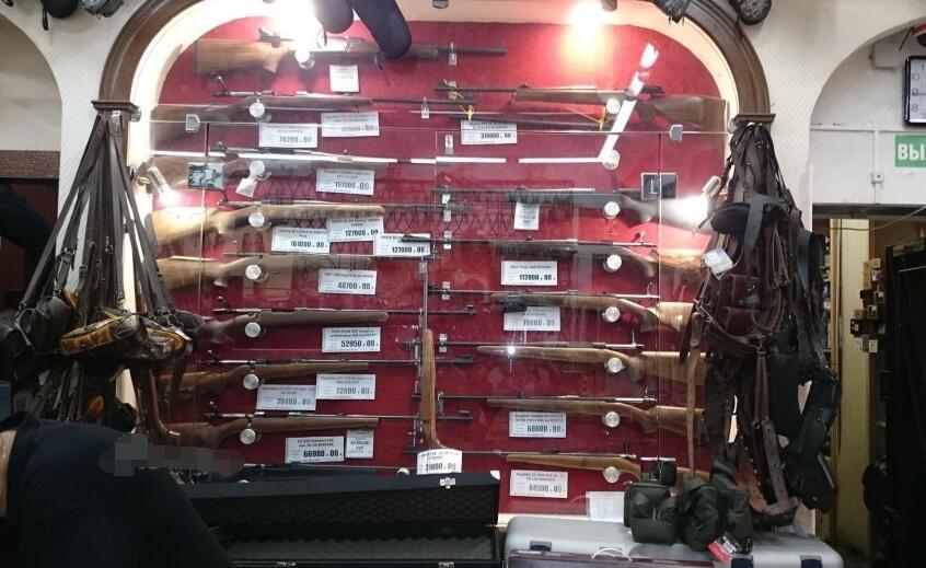 中国游客逛俄罗斯枪店:种类一应俱全