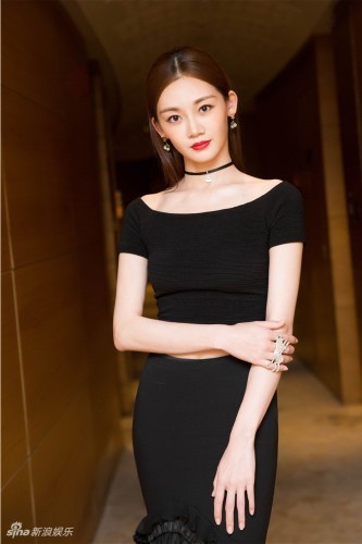 组图:"冯女郎"苗苗亮相上影节 西装酷帅裙装优雅