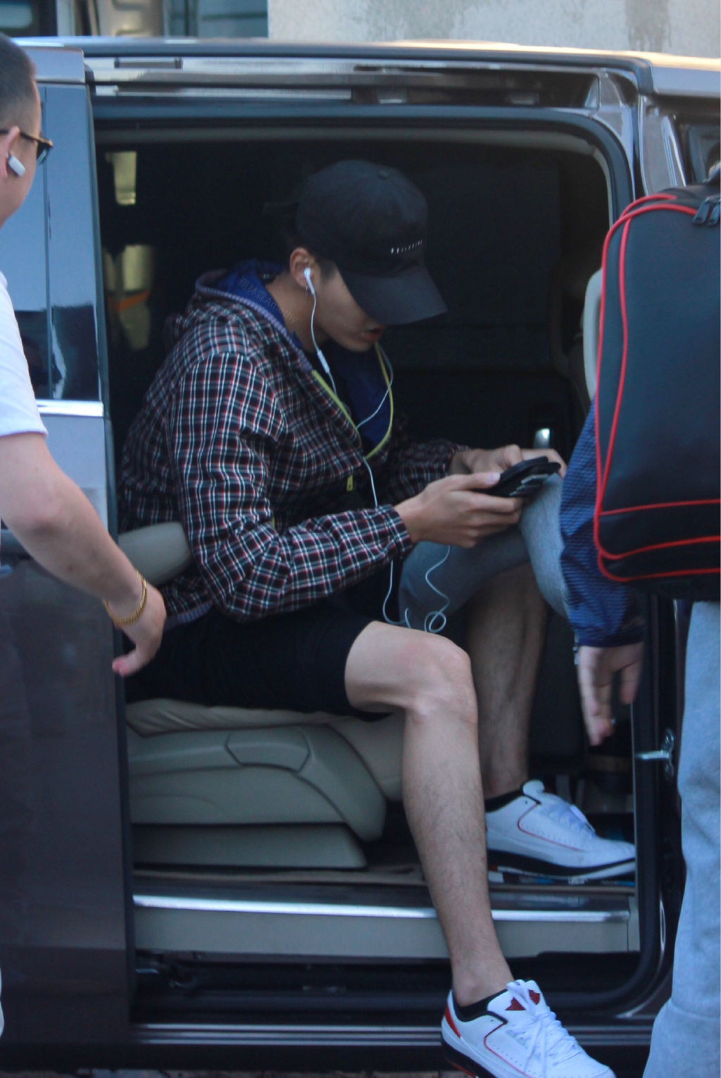 [吴亦凡][新闻]170604 吴亦凡傍晚开工 长衫短裤秀性感大长腿