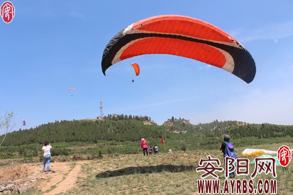 "昨天上午,在林州市合涧镇小屯村村北的凤凰山滑翔初级训练基地,来自