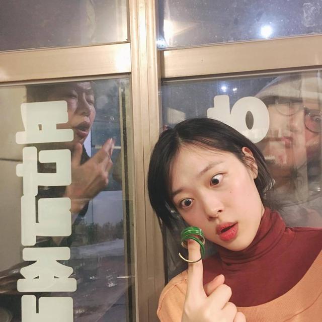 崔雪莉成熟中分马尾胜狗啃刘海 素颜出境皮肤嫩滑好到惹人嫉妒