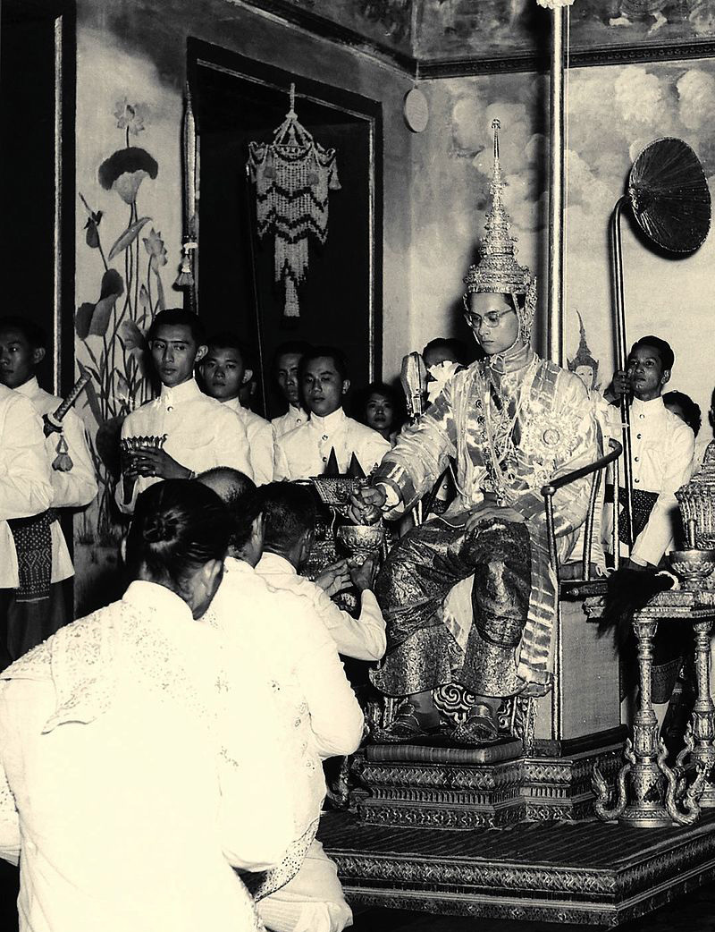 拉玛九世汉名郑固，前任泰国国王，1946年登基，1950年5月5日加冕。此任泰国国王深得泰国各族国民的爱戴。是世界历史中在位时间第二长的独立主权君主（仅次于法国路易十四）。2016年10月13日去世，享寿88岁在位七十年。