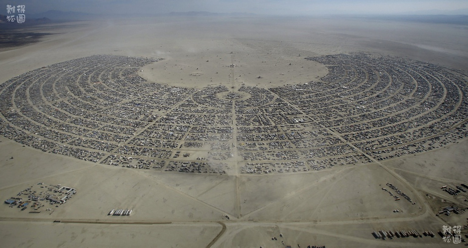 数万顶帐篷组成了一座巨大的，半圆形的黑岩城。