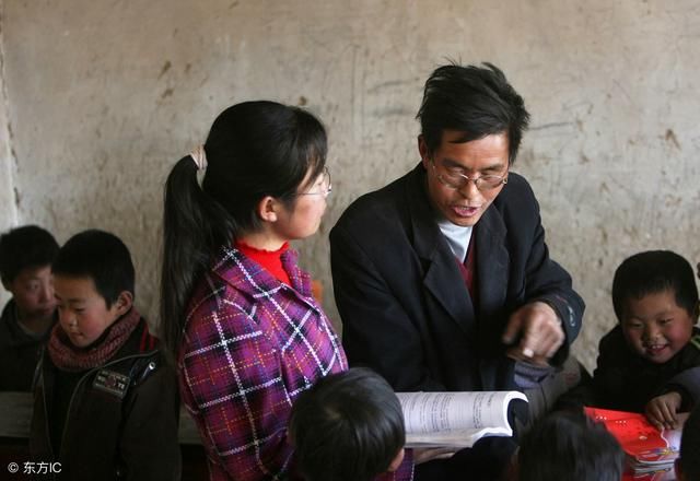 乡村教师本科毕业 工作十年工资两千 靠情怀维