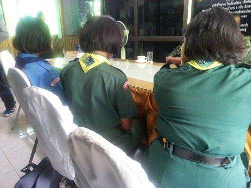 女学生没穿内衬衣,被老师罚上空一整天!网友