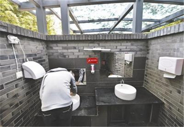 成都:1500卷厕纸7天用光 公园被迫安装