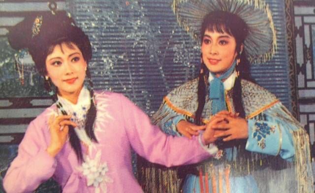 5岁父母离异,29岁搭档巩俐,和初恋相守35年,这