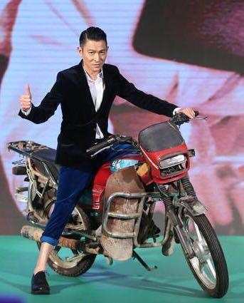 拆弹专家电影票房轻松破亿华仔现实生活豪车盘点