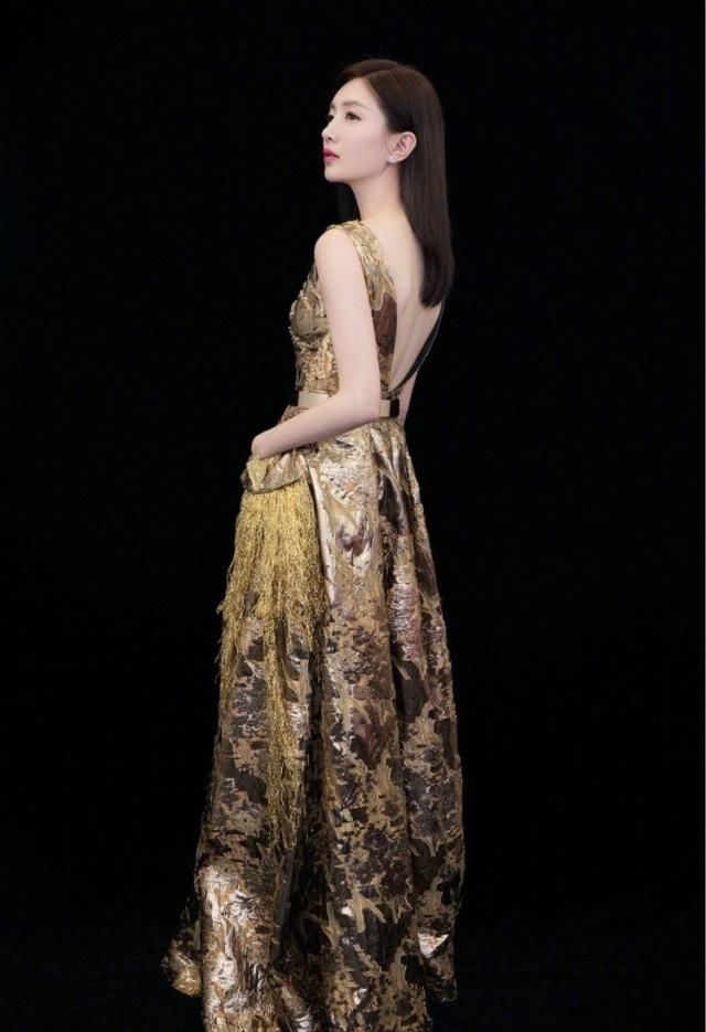 江疏影二度主持江苏卫视跨年演唱会,台风越来