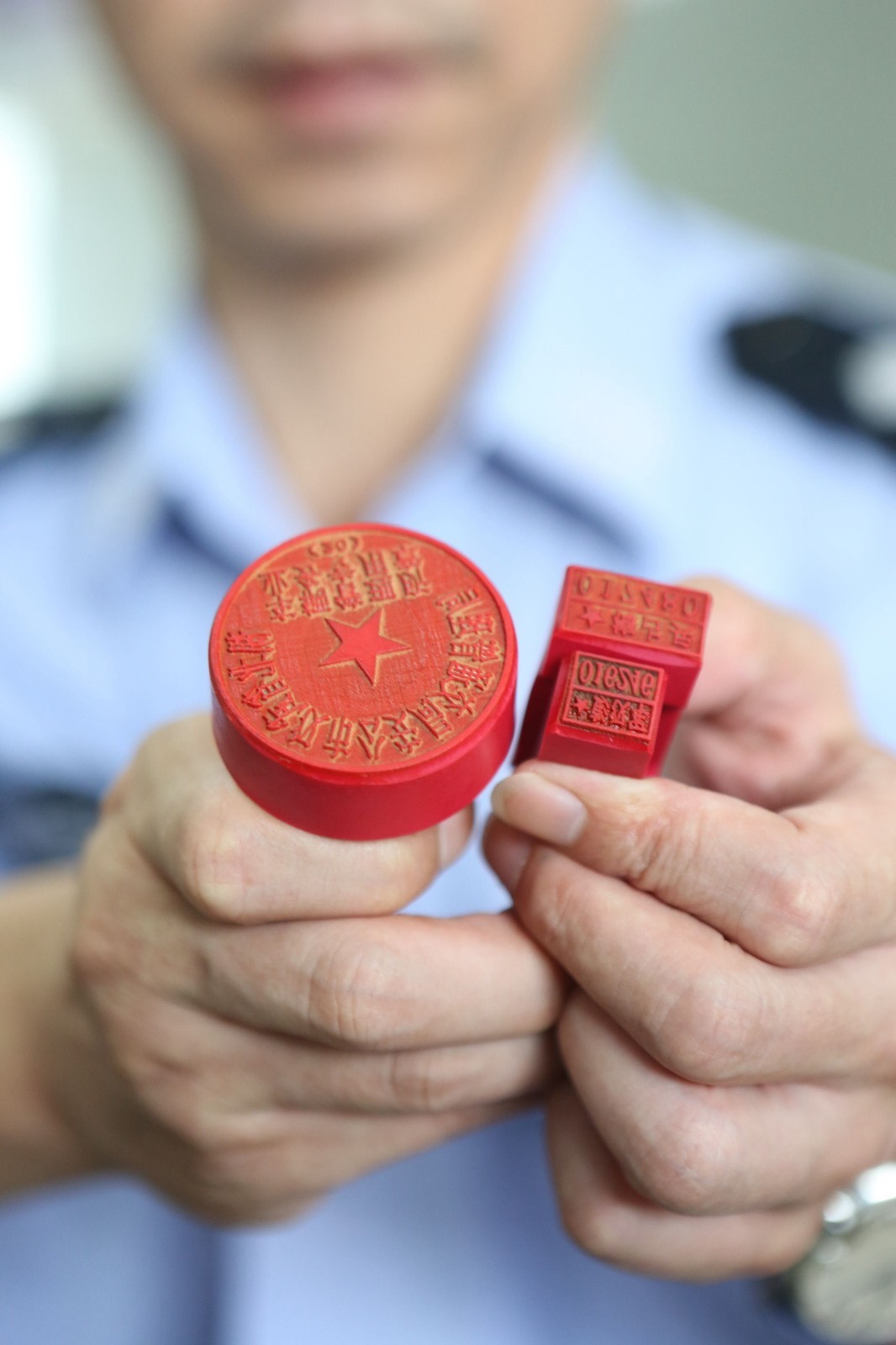 图为8月25日,武汉东西湖区交警部门追回毕某所私刻伪造办证的公章及