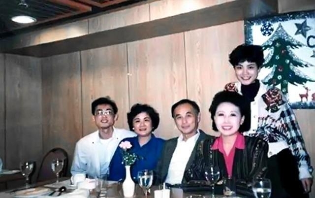 近日，资深粉丝曝光了王菲一组早年的珍贵家庭合照，短发造型的她十分时尚，与父母以及哥哥王戈一起吃饭，看得出来一家人非常放松，而王菲还带着小女孩的稚气。
