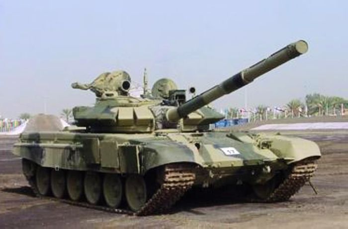 没错！就是苏制T-72主战坦克。不过不得不说，M551轻型坦克那“人高马大”的外形实在不太适合用来模仿低矮的苏制坦克啊，充其量也只能在炮塔学个形似，达不到整体的神似。