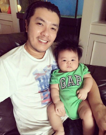 歌手阿杜甜蜜全家福曝光 妻子美丽儿子呆萌 歌手阿杜甜蜜全家福曝光 妻子美丽儿子呆萌