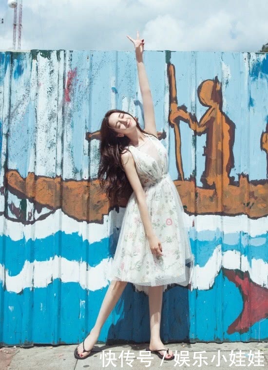 迪丽热巴真辛苦,穿15cm高跟鞋还没防水台,完全