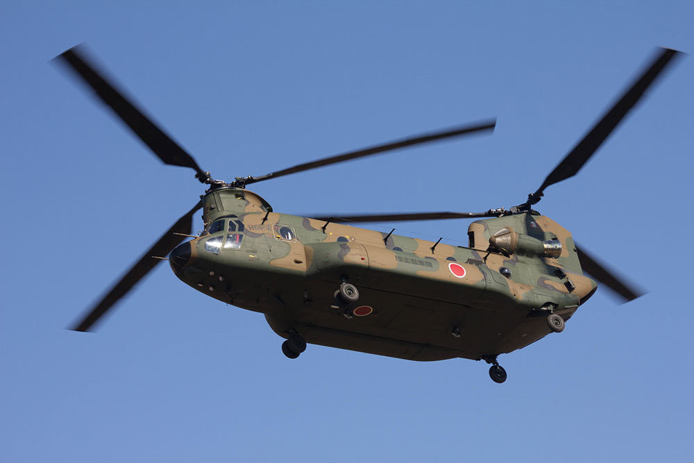 据称，现在日本自卫队已经可以用15架CH-47大型直升机编队，以“地毯式轰炸”的方式对特定的居民区进行精准灭火。其消防手段之发达，叹为观止。就在这一次又一次的实战中，自卫队救灾的水平，也越发被磨砺得精悍起来。