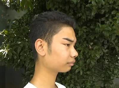 斗鱼LOL洞主撞脸发际线男孩,仔细一看照片真