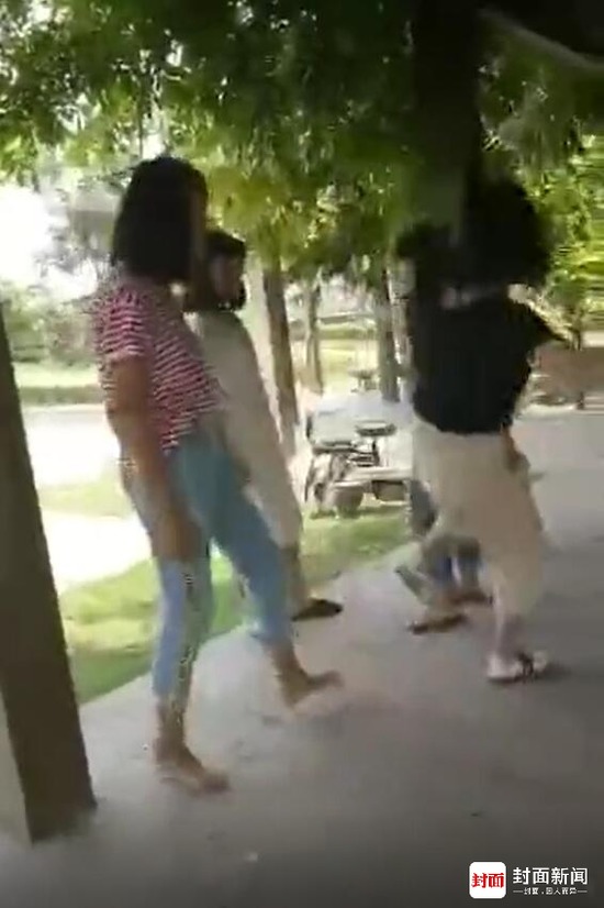 数名未成年少女围殴13岁女孩 用鞋底吐唾沫抽脸 数名未成年少女围殴13岁女孩 用鞋底吐唾沫抽脸