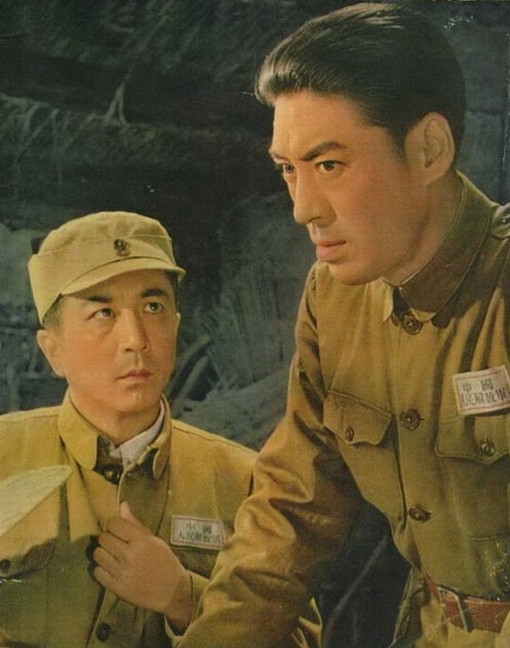 阿菊(张桂兰 饰)千里寻夫来到山东找杨军(宋桂馥 饰),要求参军报仇,此时国民党己集结几十万大军在沂蒙山区,逼我军与其决战,张灵甫(舒适 饰)的74师首当其冲。我华野以神速对敌实施反包围,战场就在蒙阴孟良崮。战斗中,团长刘胜(里坡 饰)牺牲,战士们激发起更大战斗热情......