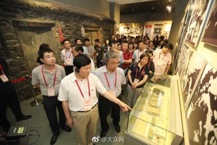 代表团走进大青山，重温红色历史缅怀先烈