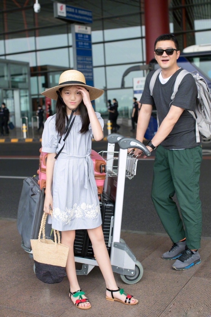 王菲母女现身香港被偶遇,李嫣打扮比妈妈新潮