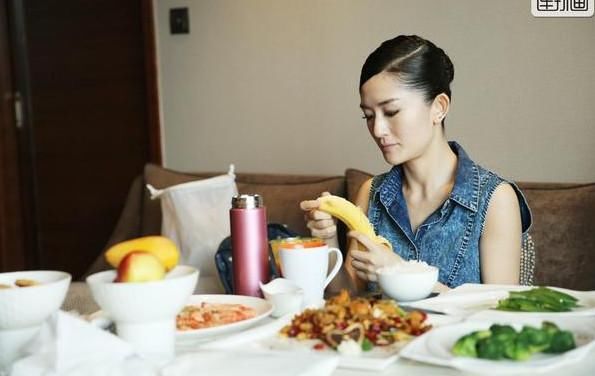 谢娜真的太享福了,保姆伺候吃饭营养全,张杰也是操碎了心啊!