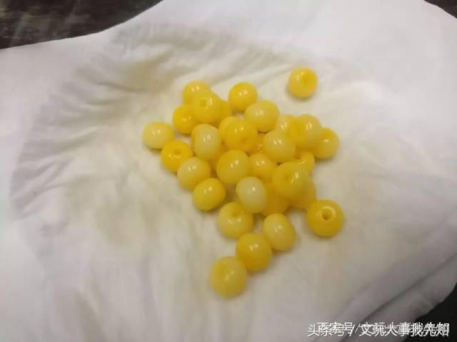 一条30元的手串和一瓶3块钱的饮料结合在一起