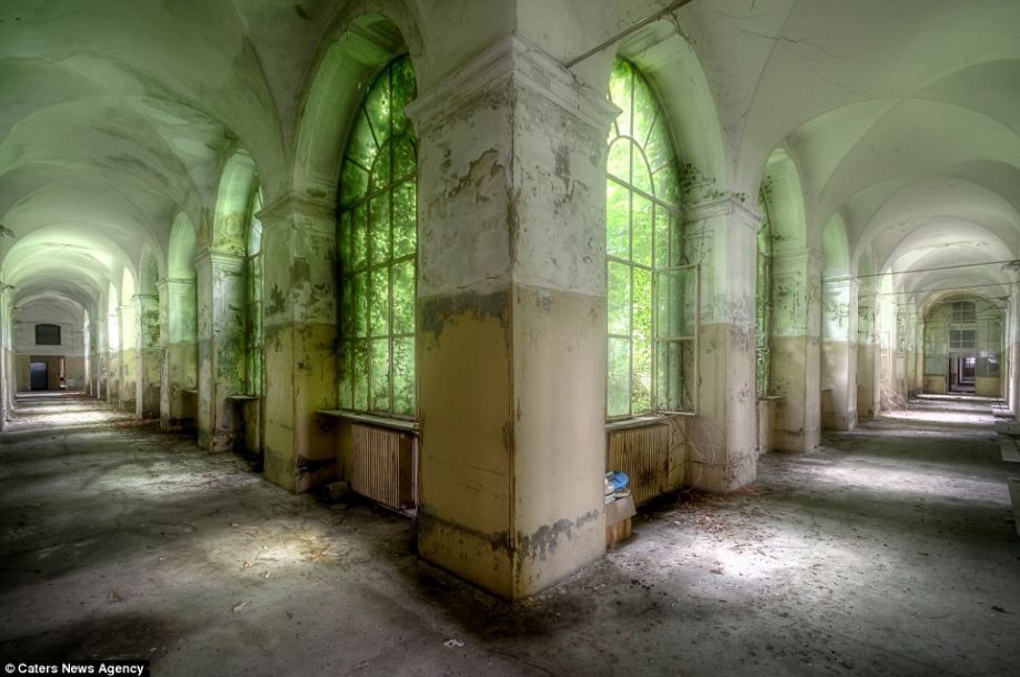 一废弃精神病院内部阴森恐怖 似密室逃脱场景