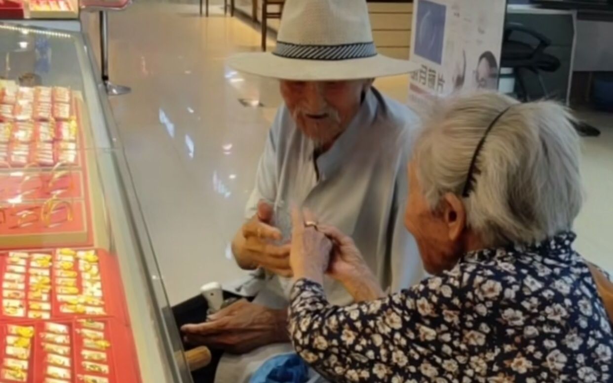 相守82年 97岁爷爷和99岁老伴七夕想去补办结婚证