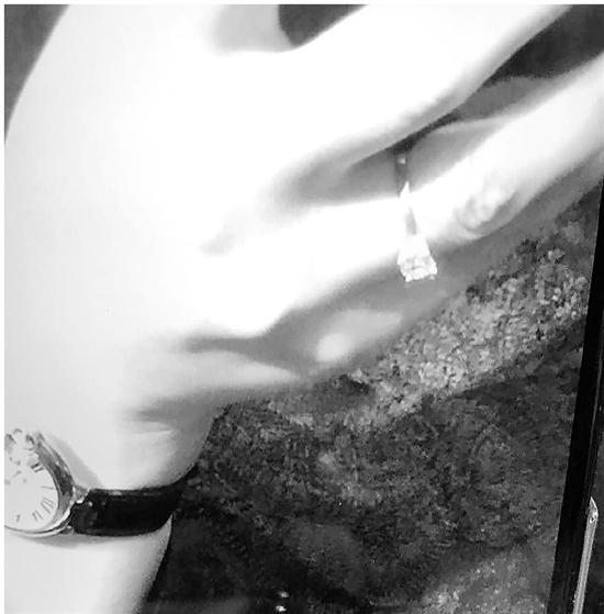 大伯捡到一克拉钻戒“顺手扔了”:以为是玻璃的 大伯捡到一克拉钻戒“顺手扔了”:以为是玻璃的