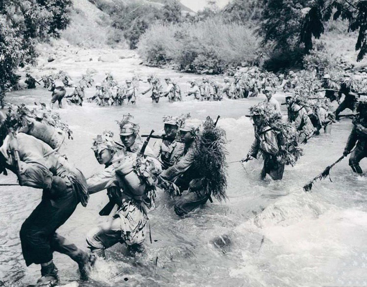 因为中国对于缅北有着很深的影响力，英国人即害怕中国军队会长久扎根缅北，一面又要求中国军队快速进入，最后又不提供车辆和补给。导致中国军队全部依靠步行，食品就靠自己从中国背来了一点粮食。而英军自己则在抓紧抢修通往印度的公路。