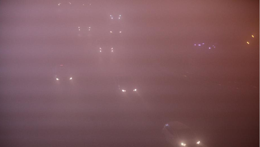 强浓雾袭击扬州，能见度不足50米。