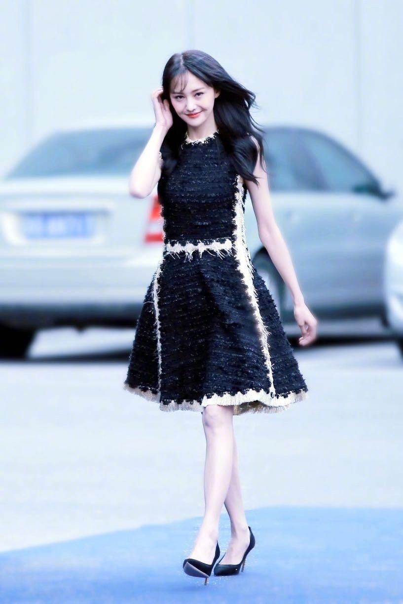 郑爽黑裙配上尖头高跟鞋优雅甜美,简直就是童