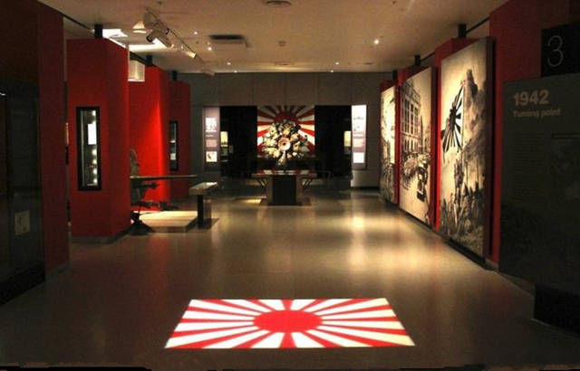 日本美化侵略历史,此国很生气,将日本国旗投影