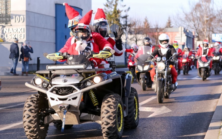 波兰格但斯克，许多圣诞老人骑着摩托车参加一年一度的盛大游行，游行队伍中有近2000名骑手，他们收集到的钱会捐给贫困儿童，用于购买圣诞礼物和温暖的食物。