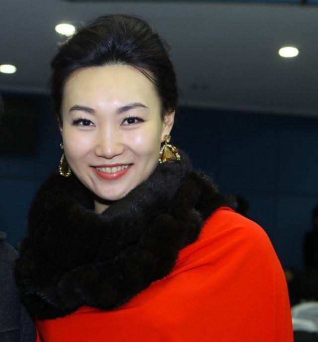 央视主持人李梓萌首次摘下假发,画风突变,网友