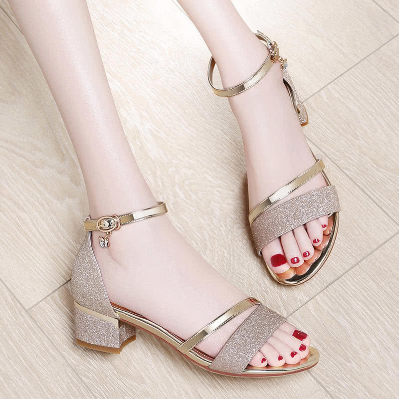 35岁的小姨真会穿,今年新款凉鞋显高有女人味