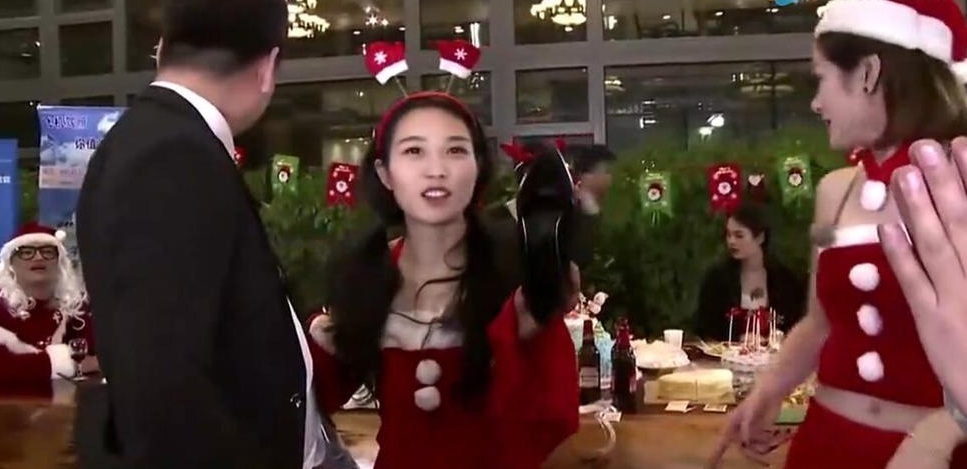 奇葩节目:男子咬破丝袜舔女主播脚 这味道太酸爽 奇葩节目:男子咬破丝袜舔女主播脚 这味道太酸爽