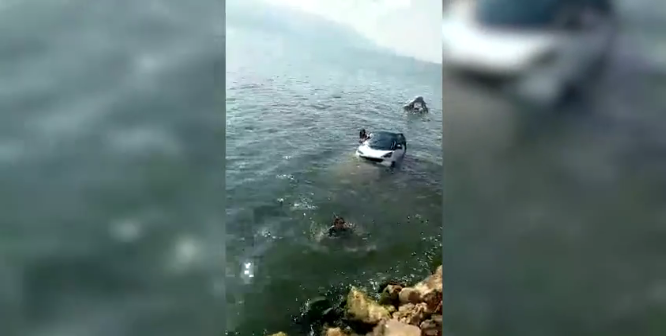 女游客开电动车观光冲进洱海:租车不用驾照 女游客开电动车观光冲进洱海:租车不用驾照