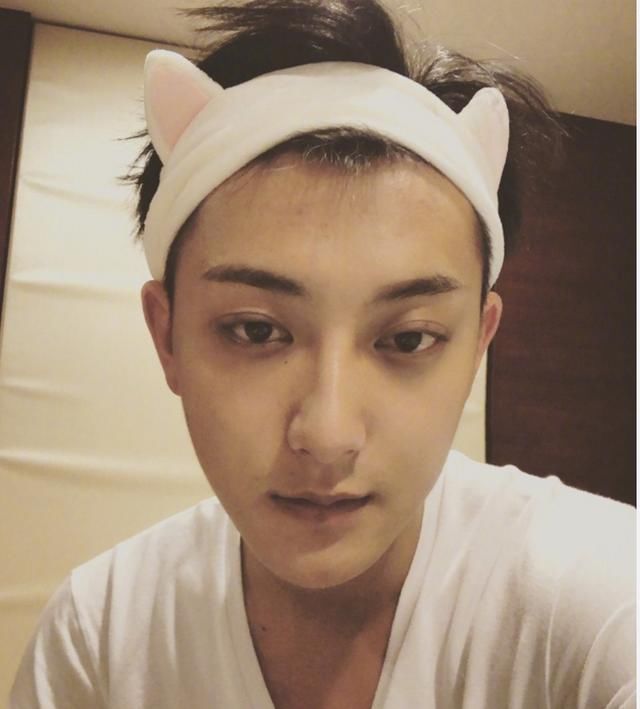 黄子韬祖传黑眼圈都没盖过他的中二气质?网友