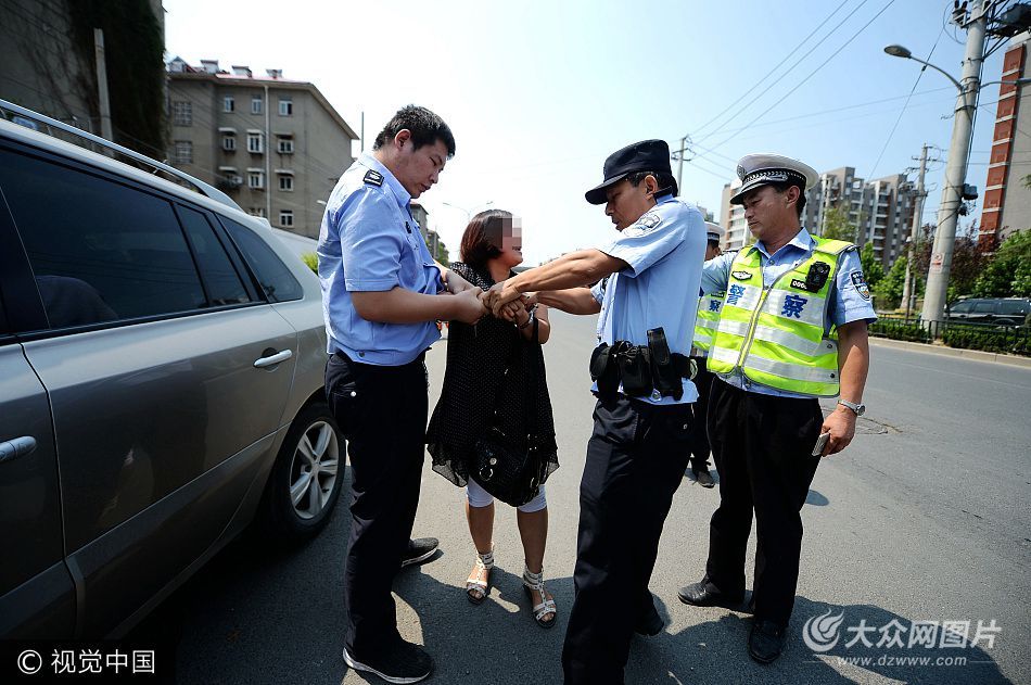 济南一女司机违停拒绝配合执法 民警喷辣椒水将其制服