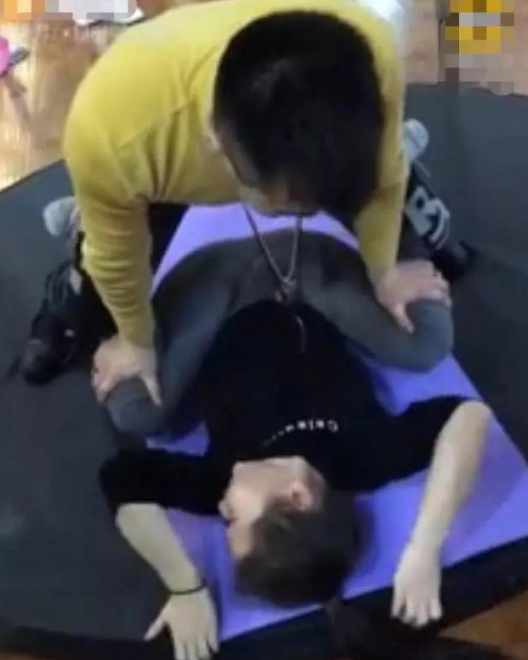 教练这个行为有点逾矩了，应该找个女教练来帮助女瑜伽练习者，这样可以避免很多尴尬。