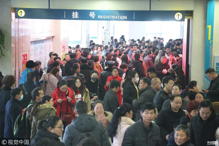 郑州,郑大一附院在春节假期后迎来就诊高峰,一天门诊量达到2万人,医院