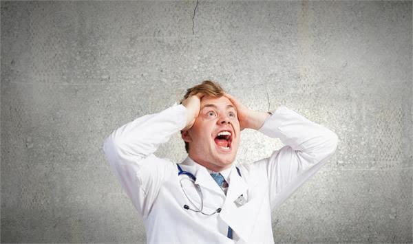 聊天只会查户口的男生真可怜:用这5招让女生对