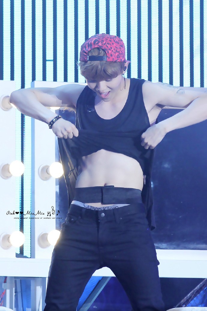 [鹿晗][分享]170614 历史上的今天,鹿晗首秀腹肌(和胸肌?