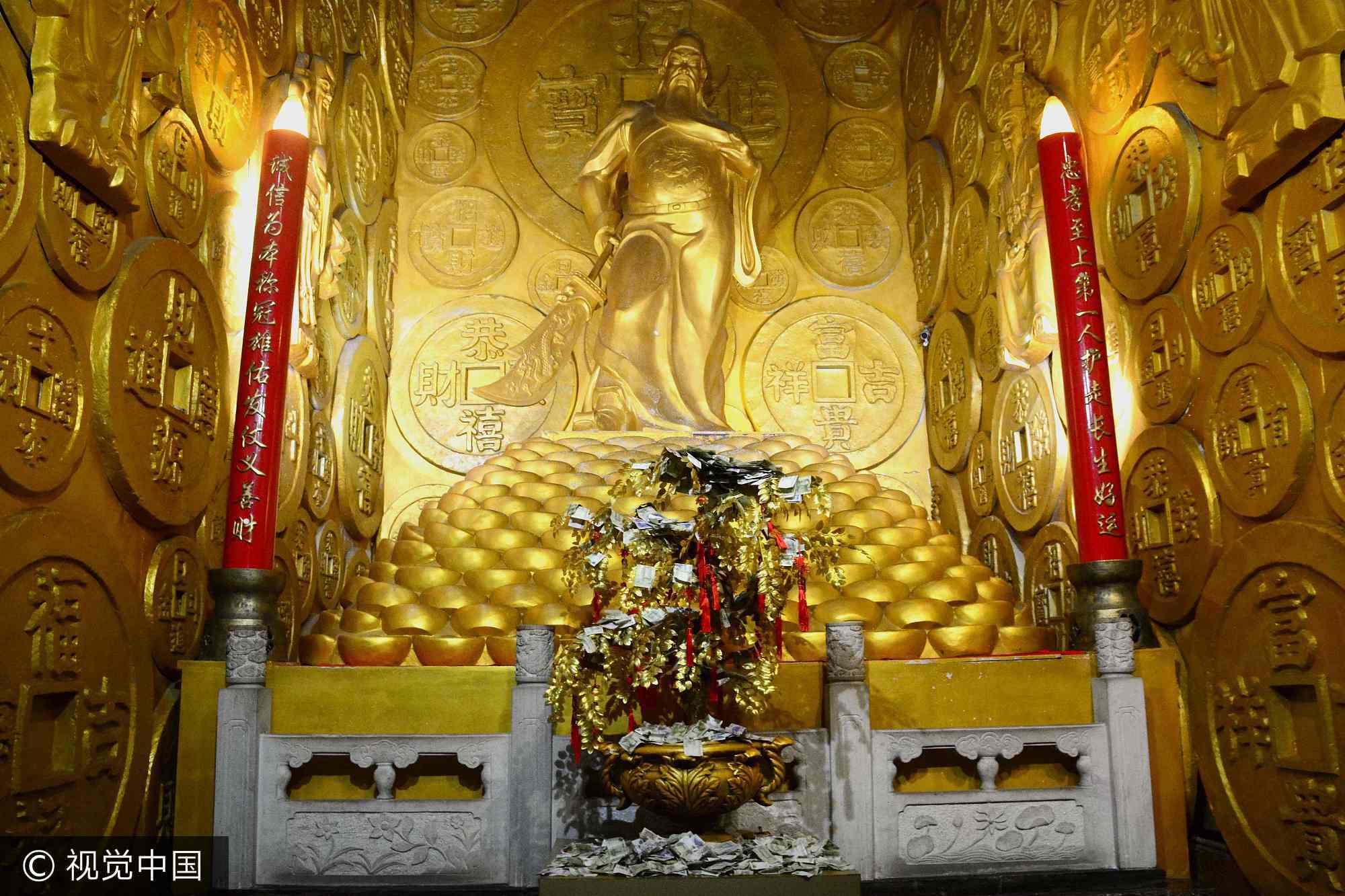 沈阳现十米土豪金关帝像 通体金色壮观震撼