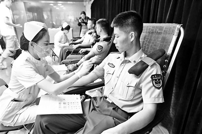 20余位军人献爱心参与无偿献血活动