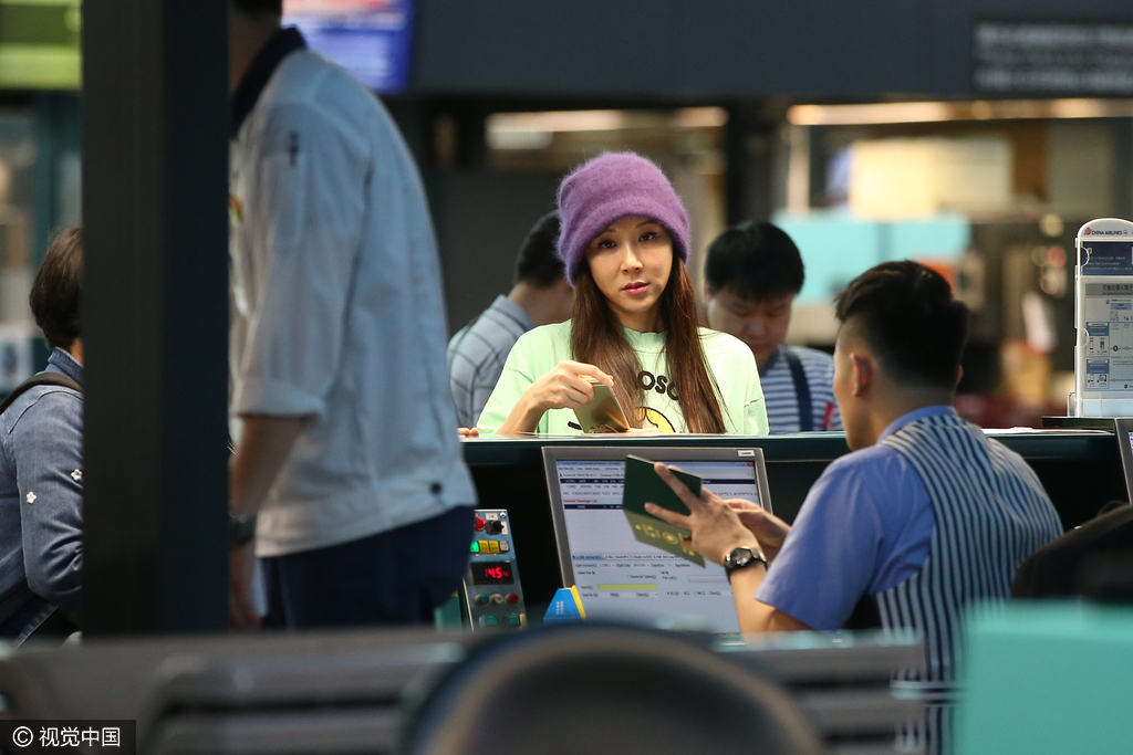 据悉，萧蔷最初从事平面模特工作，后开始拍摄戏剧。1998年与焦恩俊主演电视剧《小李飞刀》。1999年，与林志颖、苏有朋主演电视剧《绝代双骄》。曾经被台湾民众票选为“台湾第一美女”。