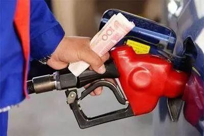 过去十年国际原油价格腰斩,国内成品油价格为