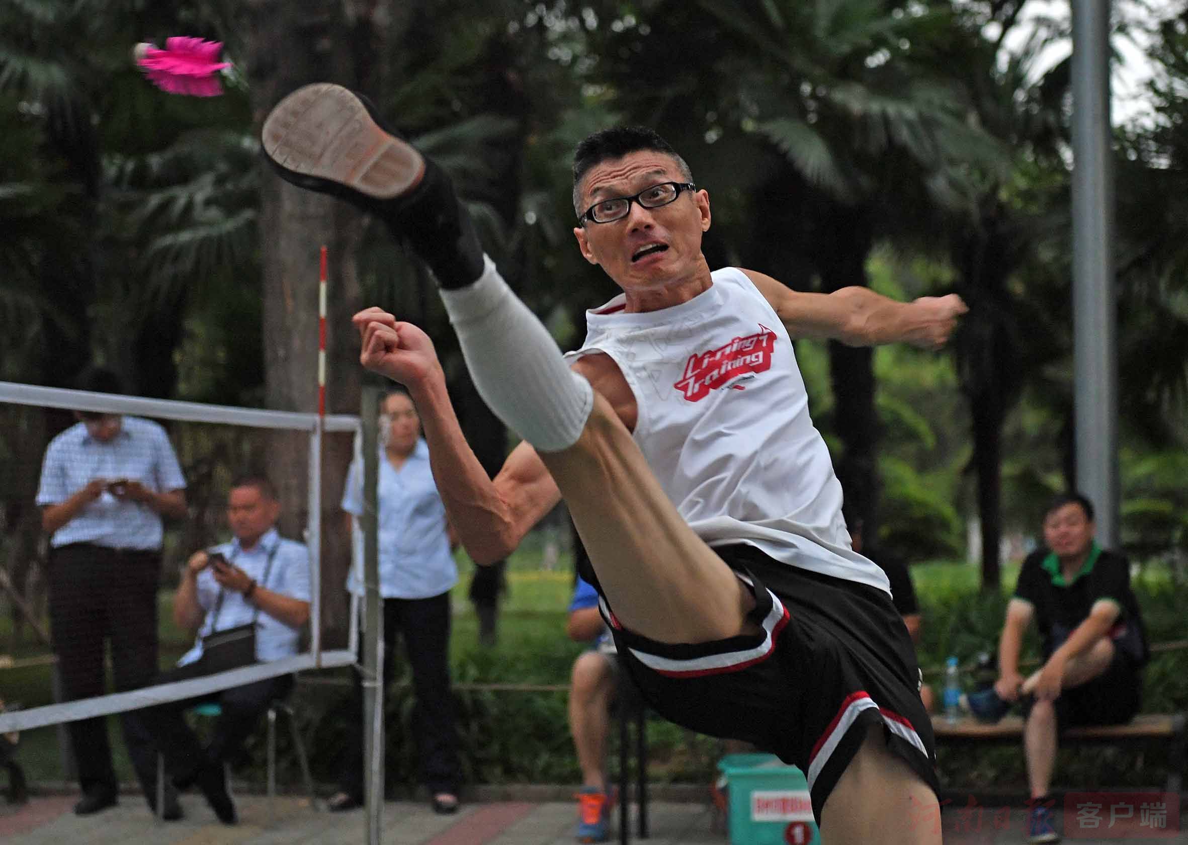 绿城上演精彩毽球比赛